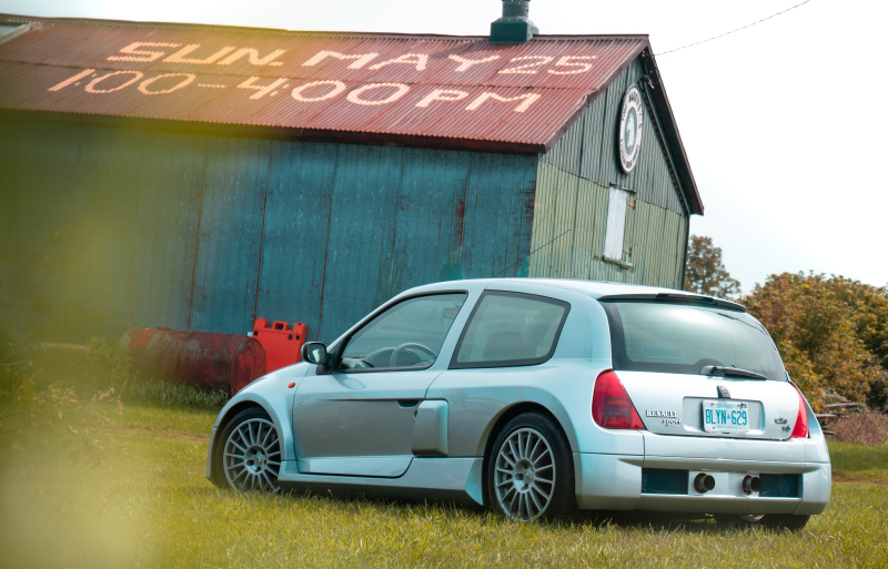 Illustration for article titled The Mid-Engine 2001 Renault Sport Clio V6 Is Just As Unreal As You Imagine